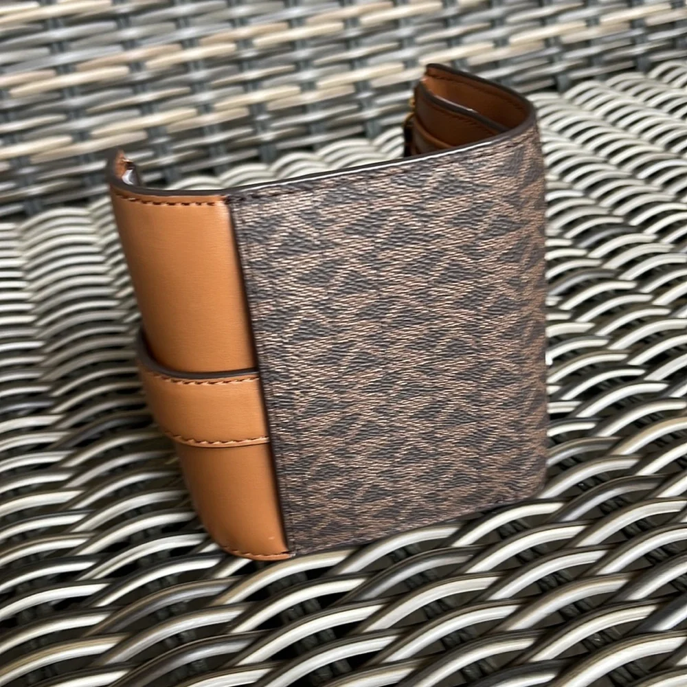 MICHAEL KORS CARMEN MEDIUM LOGO AND FAUX LEATHER WALLET BROWN